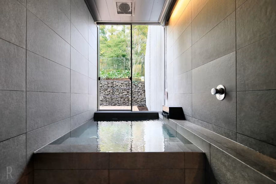 すべての客室に温泉を完備