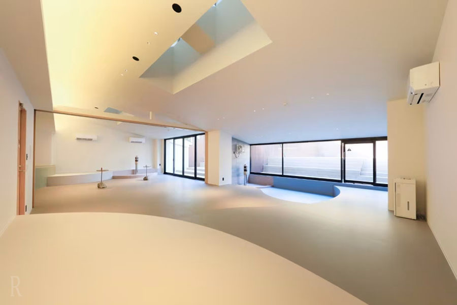 天候を問わず利用できる屋内ドッグラン