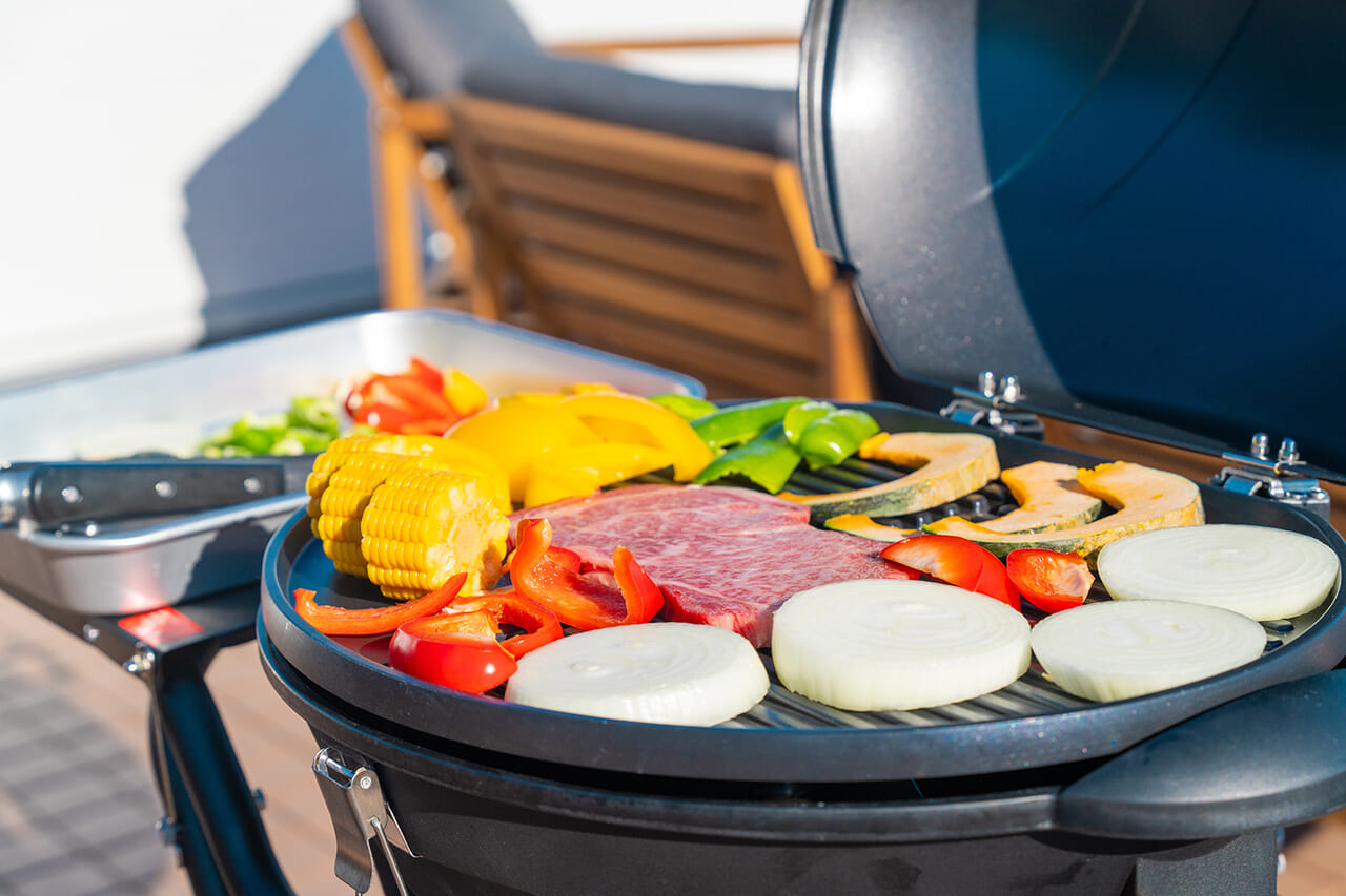 ルーフトップテラスでは地産食材を持ち寄りBBQを